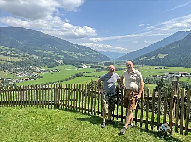 Mit Freude begrüßte man Uwe Rösch, den aktuellen Weltrekordhalter im RC-Paraglider-Dauerflug, auf der Friedburg | Foto: Unterrassner