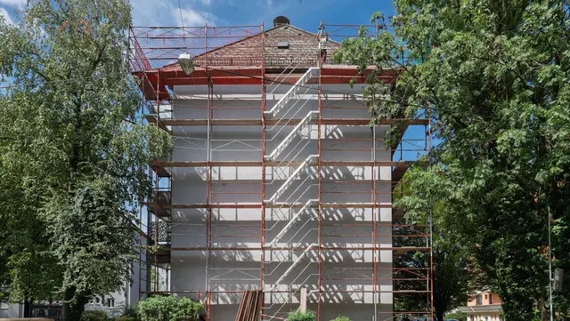 Das 60 Jahre alte Dach wird im Rahmen der Sanierung vollständig erneuert. Dafür müssen  die bestehende Dacheindeckung samt Unterkonstruktion abgetragen und durch ein langlebiges Aluminiumdach ersetzt werden.  | Foto: Stadt Salzburg/Alexander Killer