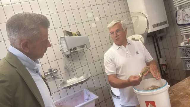 Bäcker- und Konditormeister Bruno Steinwender (re.) erklärt Michael Kretz (Chefredakeur, MeinBezirk Salzburg) hier gerade seine Backphilosophie. | Foto: pjw