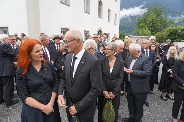 Neben den Mandatarinnen und Mandataren, zahlreichen Ehrenbürgerinnen und Ehrenbürgern sowie Vertreterinnen und Vertretern der Marktgemeinde Telfs und ihrer Tochterbetriebe nahmen auch hohe Repräsentantinnen und Repräsentanten des Landes Tirol teil: Landeshauptmann Anton Mattle, seine Amtsvorgänger Günther Platter und Herwig van Staa, Landtagspräsident Jakob Wolf, Landesrätin Cornelia Hagele, Nationalrat a. D. Hermann Gahr sowie Bezirkshauptfrau Kathrin Eberle. Anwesend waren zudem die Regionsbürgermeisterinnen und Regionsbürgermeister sowie die Gemeindechefs der Telfer Partnergemeinden Lana und Elzach, Helmut Taber und Roland Tibi.  | Foto: Georg Larcher / MeinBezirk