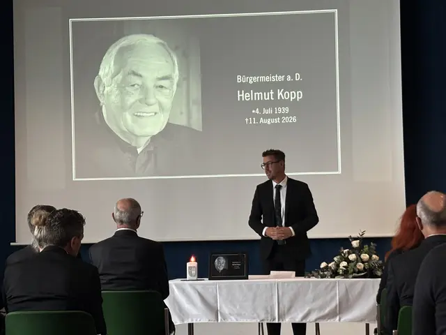 Der amtierende Bürgermeister Christian Härting hielt die Trauerrede. | Foto: Georg Larcher / MeinBezirk