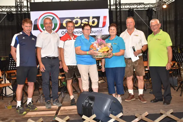 Mit dem Bezirkswandertag des Seniorenbunds, der Senioren-Bezirksmusikkapelle und einem Kindernachmittag startete das Strudengauer Volksfest in das Festwochenende. | Foto: Robert Zinterhof