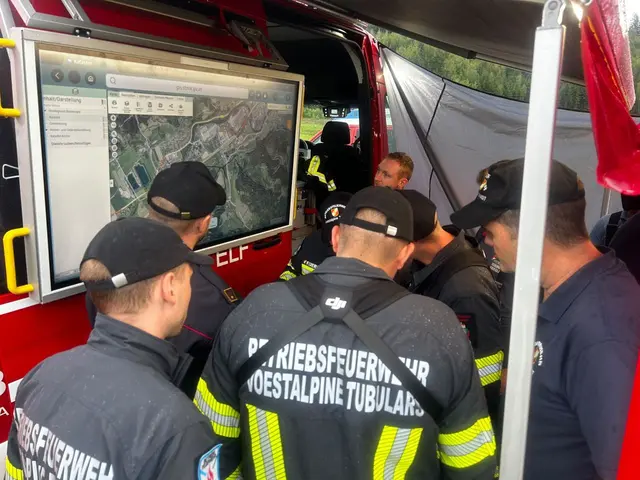 Auf Bildschirmen im Einsatzleitfahrzeug können Bilder der Drohne übertragen und ausgewertet werden.  | Foto: FF Kindberg