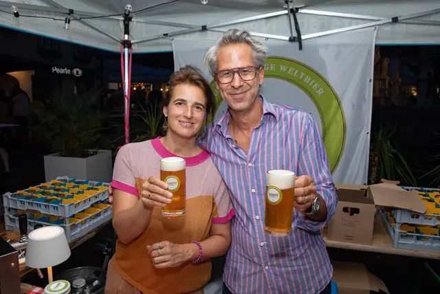 Karin und Markus Wagner mit ihrem selbstgebrauten Wolfsbräu.