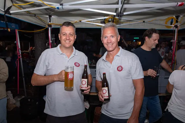 Stefan Peinsipp und Michael Zeisel mit dem selbstgebruten Zeiserl Bier. 