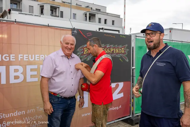 Bürgermeister Ernst Wendl, der von Stefan ein Abzeichen für seine Bierfassspende bekommt und Markus gerade als Marktschreier unterwegs (vlnr). | Foto: cine-motion.at / R. Ivanek