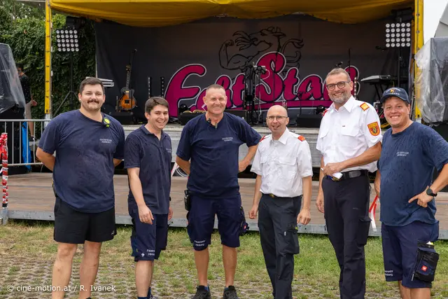 Beratungsrunde über Wettersituation und was tun - die Mannschaft von HBI Wolfgang Ernst und ABI Michael Berger kennen ihre Aufgaben bestens. | Foto: cine-motion.at / R. Ivanek