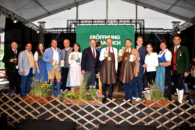 Die 50. Strudengauer Messe mit Volksfest und Kirtag ist eröffnet.  | Foto: Robert Zinterhof & Bilal Usman