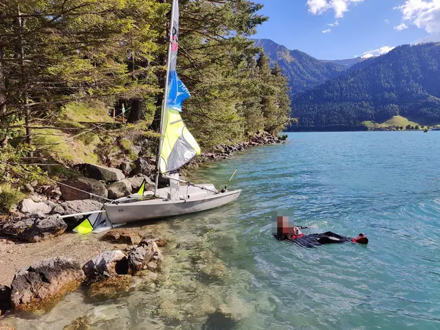 Ein Segelboot kenterte am Samstagnachmittag auf dem Achensee. | Foto: ZOOM.TIROL