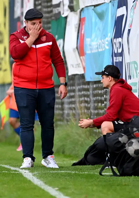 Niederlage in der 93. Minute - da wollte Sellraintal-Trainer Maximilian Stöger gar nicht mehr hinschauen. | Foto: Hassl