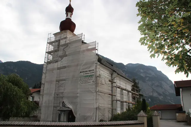 Hinter dem Gerüst wird intensiv an der Erneuerung der Fassade der Katharinenkirche gearbeitet. | Foto: Jordan