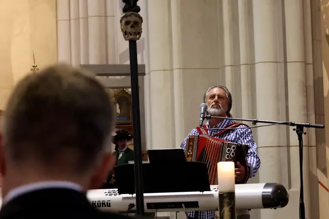 Franz Parth ließ zu Ehren des sechsmaligen Fasnachtsobmannes das Laningerlied auf der Ziachorgel erklingen. | Foto: MG Telfs/Pichler