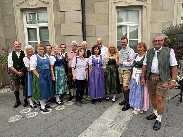 Noch vor dem stürmischen Regenguss entstand dieses Gruppenfoto der Volkstänzerinnen und Volkstänzer mit Bürgermeister Daniel Kos (3.v.r.) | Foto: MeinBezirk/W. Fischer