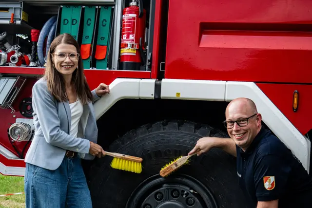 Bürgermeisterin Katrin Krenn und Feuerwehrkommandant HBI Mario Haidler beim „Radlwaschen“.