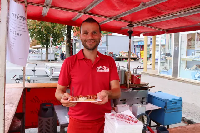 Rudi Tallian servierte die traditionellen Würstel auch am Nachtmarkt. | Foto: MeinBezirk/Tamara Koller