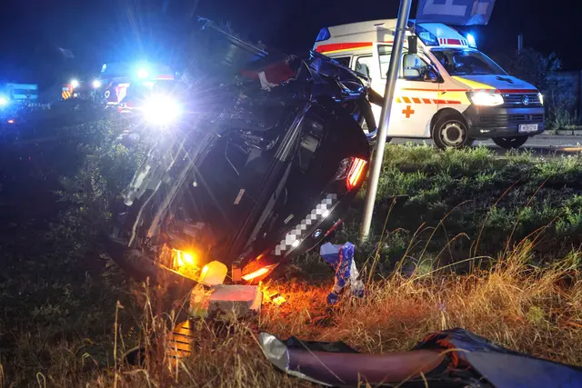 Schwerer Verkehrsunfall in der Nacht auf Samstag, 22. August, auf der B1 Wiener Straße, Linzer Straße, in Wels-Schafwiesen | Foto: laumat/Matthias Lauber