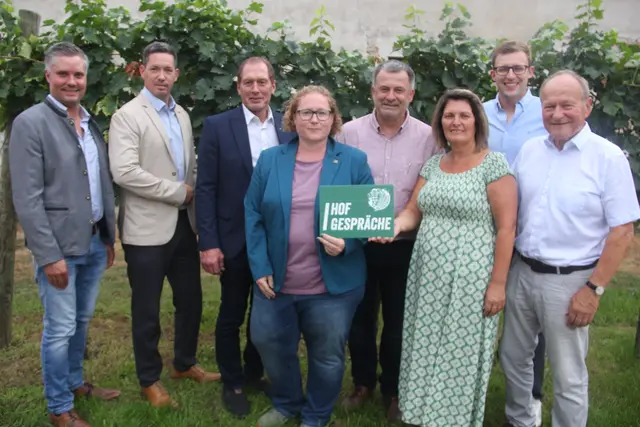 Präsident Moosbrugger mit regionalen Bauernvertretern. | Foto: Mold