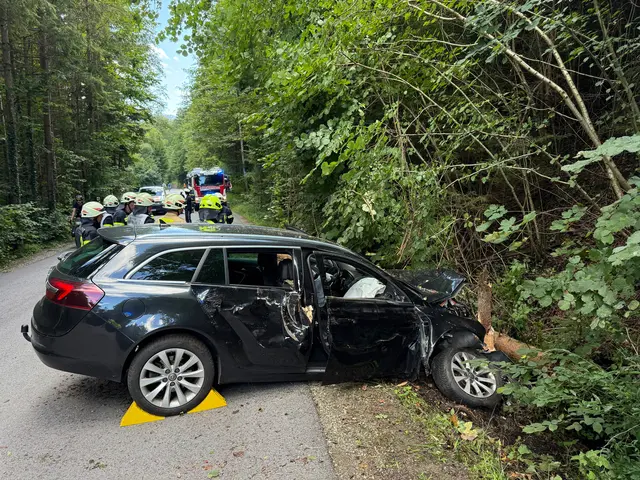 Der Pkw kam im Bereich Mariatal von der Straße ab und prallte gegen mehrere Bäume. | Foto: ZOOM.TIROL