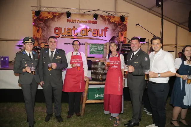 Mit dem traditionellen Bieranstich startete das große Schremser Volksfest | Foto: Walter Kellner