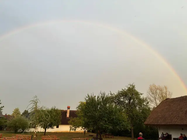 Ein traumhafter Regenbogen spannte sich über das Künstlerdorf. | Foto: Künstlerdorf