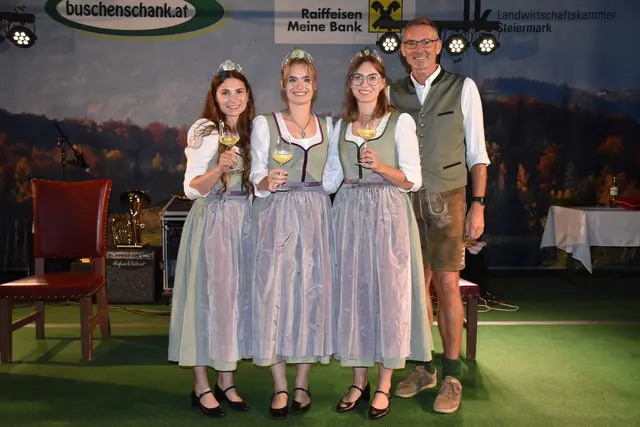 Der stolze Direktor der Weinbauschule Silberberg, Reinhold Holler, mit seinen ehemaligen Schülerinnen, die in den nächsten zwei Jahren das Amt der Steirischen Weinhoheiten begleiten. | Foto: MeinBezirk/W. Fischer