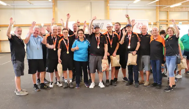 Jubel bei den Mannschaften des ESV Alte Maut, deren Betreuern und den Organisatoren des Stocksportturniers.  | Foto: Edith Ertl