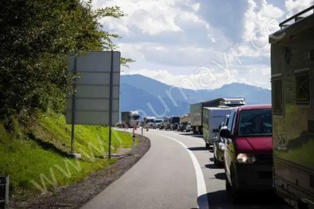 Ein kilometerlanger Stau war die folge. | Foto: Neumayr