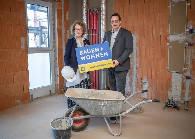 Wohnbau-Landesrätin Christiane Teschl-Hofmeister und Abteilungsleiter Peter Neurauter
 | Foto: NLK Khittl