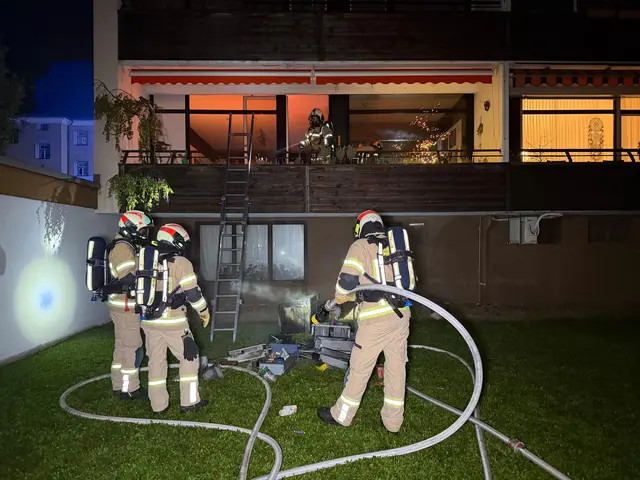 Die Feuerwehr Kufstein rückte am Freitagabend zu einem Wohnungsbrand in einem Mehrparteienhaus aus. Eine 90-jährige Bewohnerin konnte von den Einsatzkräften unter Atemschutz aus der Wohnung gerettet werden. | Foto: zoom.tirol