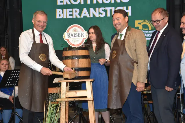 Die 50. Strudengauer Messe mit Volksfest und Kirtag ist eröffnet.  | Foto: Robert Zinterhof & Bilal Usman