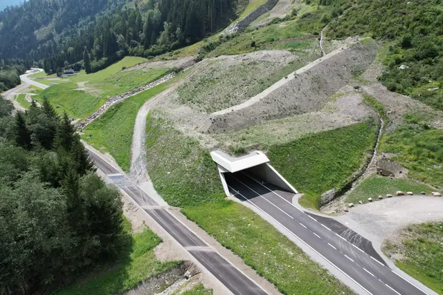Nach Verkehrsfreigabe Ende 2025 wurden im Frühjahr und Sommer 2026 Radweg, Deckasphalt und abschließende Rekultivierungsarbeiten umgesetzt. | Foto: Land Tirol/Pichler