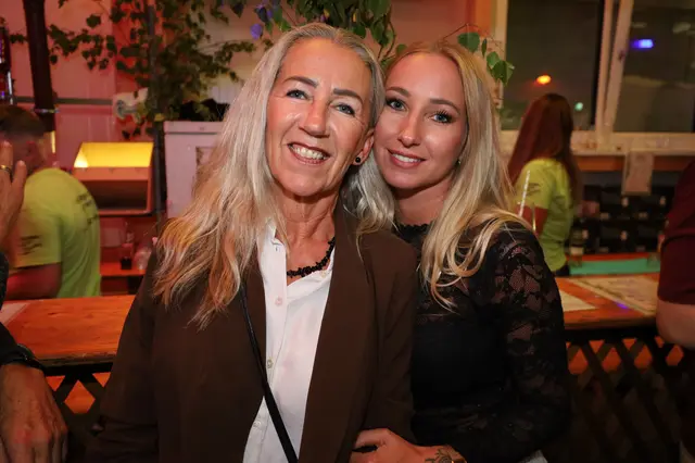 Dagmar und Isabelle geniessen den gemeinsamen Freitagabend. | Foto: Markus Bäumler/zema-medien.de