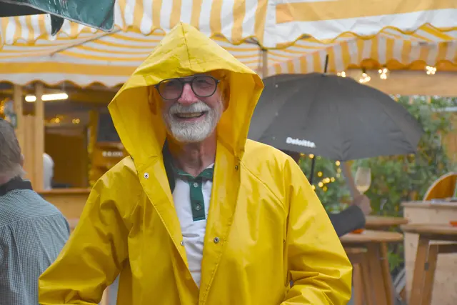 Es gibt kein schlechtes Wetter, nur schlechte Kleidung: Karl Eichner ist eine starke Stütze für die Steirische Weinwoche. | Foto: MeinBezirk/W. Fischer