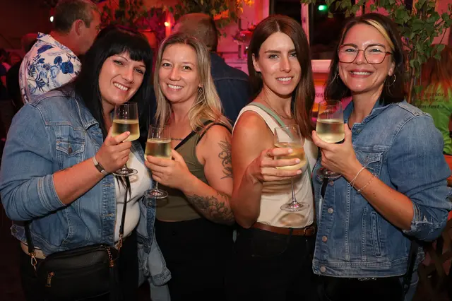 Diese vier Partybesucherinnen stossen auf einen perfekt gelungenen ersten Abend auf dem Wiesenfest in Schulleredt an. | Foto: Markus Bäumler/zema-medien.de