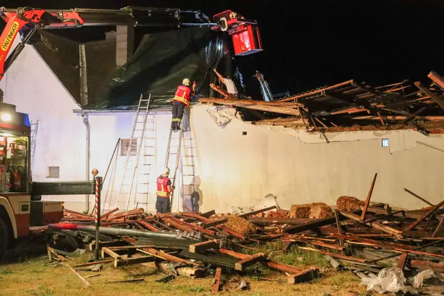 Mehrere Feuerwehren waren in der Nacht im Einsatz, um die ersten Schäden zu beheben und Dächer abzusichern. | Foto: Bezirksfeuerwehrkommando Oberwart/Alexander Flaschberger