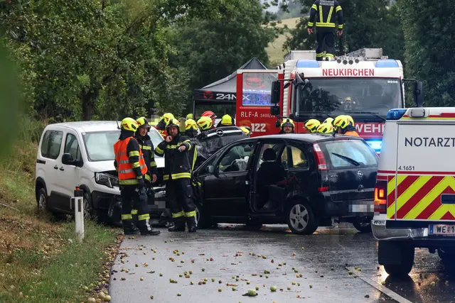 Zwei Fahrzeuge stießen an der Gemeindegrenze zwischen Bachmanning und Neukirchen bei Lambach zusammen – die Feuerwehr musste eine Personenrettung durchführen. | Foto: laumat.at