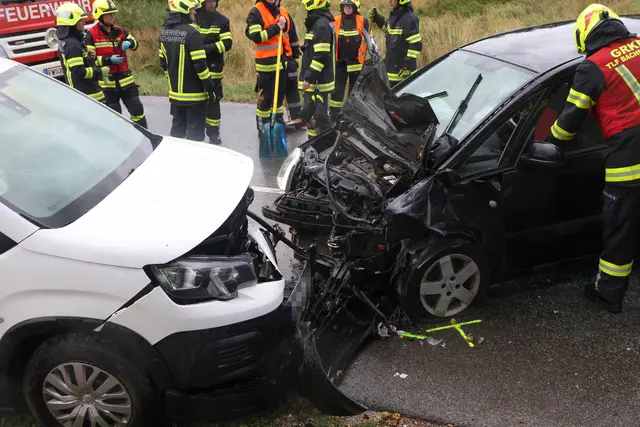 Zwei Fahrzeuge stießen an der Gemeindegrenze zwischen Bachmanning und Neukirchen bei Lambach zusammen – die Feuerwehr musste eine Personenrettung durchführen. | Foto: laumat.at