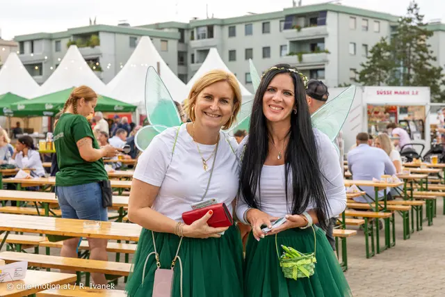 Glücksfeen als Losverkäuferinnen: Claudia Tuhy und Margit Walter (vlnr). | Foto: cine-motion.at / R. Ivanek