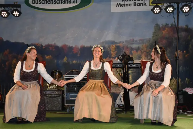Wenn aus einer gemeinsamen Tätigkeit Freundschaft wird (v.l.): Die scheidenden Hoheiten Lea Kneißl, Magdalena Niederl und Antonia Hiebaum | Foto: MeinBezirk/W. Fischer