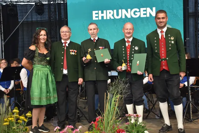 Die 50. Strudengauer Messe mit Volksfest und Kirtag ist eröffnet.  | Foto: Robert Zinterhof & Bilal Usman