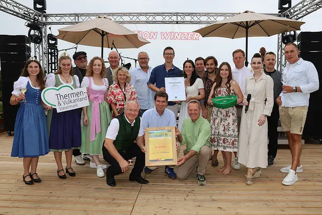 Zahlreiche Gratulantinnen und Gratulanten wie Vulkanland-Obmann Josef Ober und die Weinhoheiten feierten mit den Eruptionswinzern das 25-Jahre-Jubiläum.