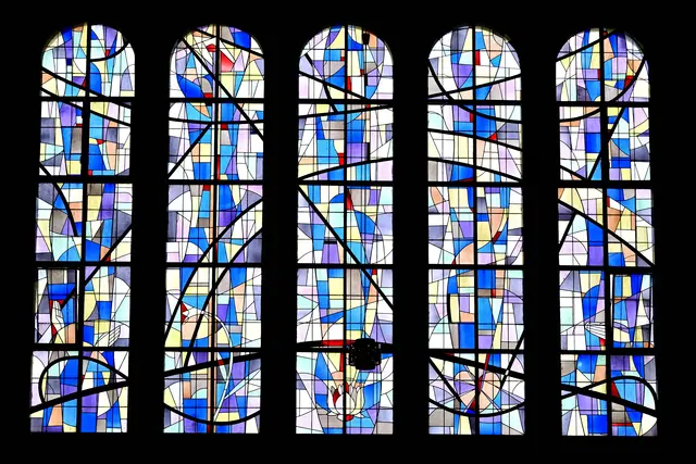 Pfarrkirche Stephanshart (Gemeinde Ardagger): Robert Herfert's erster Großauftrag für die künstlerische Ausgestaltung einer Kirche, darunter die großformatigen Glasfenster. Kirchweihe: 13. September 1959 | Foto: Hans-Peter Kriener