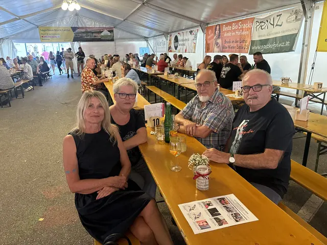 Eva Lorenz (links vorne) und Roswitha, Helmut und Otmar Purkarthofer genossen die Musik bei Speis und Trank. | Foto: Lukas Leidenfrost