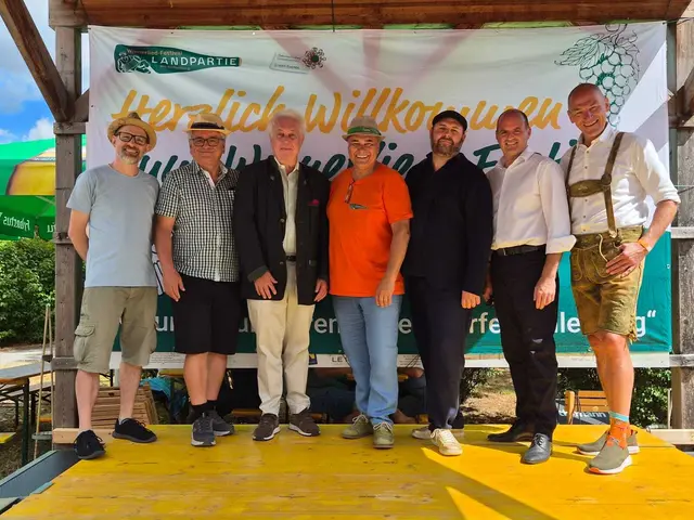 Eröffnung des dritten Wienerlied-Festivals am Sierndorfer Kellerberg mit Veranstaltern und Ehrengästen.  | Foto: Regina Courtier