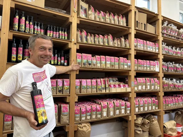 Karl Ringl zeigt seinen Ab Hof-Laden im "Gutes vom Bauernhof"-Betrieb Biohof Ringl in Rappolz. | Foto: Daniel Schmidt