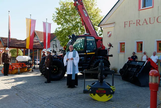 Pfarrer Kurt Aufner nahm die Segnung des Teleskopladers vor.  | Foto: Feuerwehr Rauchwart