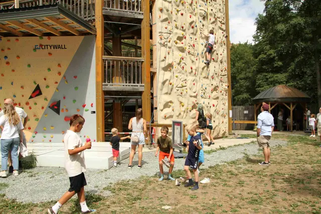 Klettern, Bogenschießen und Zielwerfen waren bei den Kids sehr beliebt. | Foto: Peter Seper