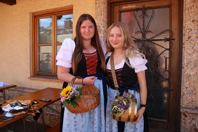 Musik-Marketenderinnen: Stefanie Hettegger, Viktoria Oberholzer.