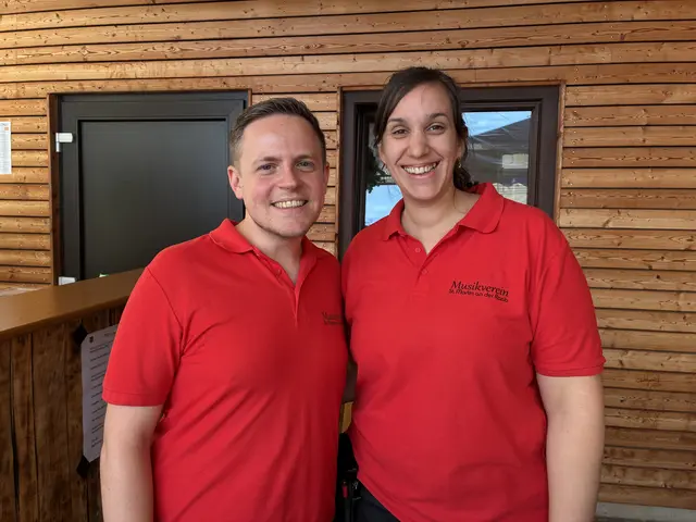 Manuel Volkheimer und Carina Scherbler kümmerten sich mit ihren Musikkameraden und Kameradinnen um das Wohl der Gäste. | Foto: Anna Maria Kaufmann