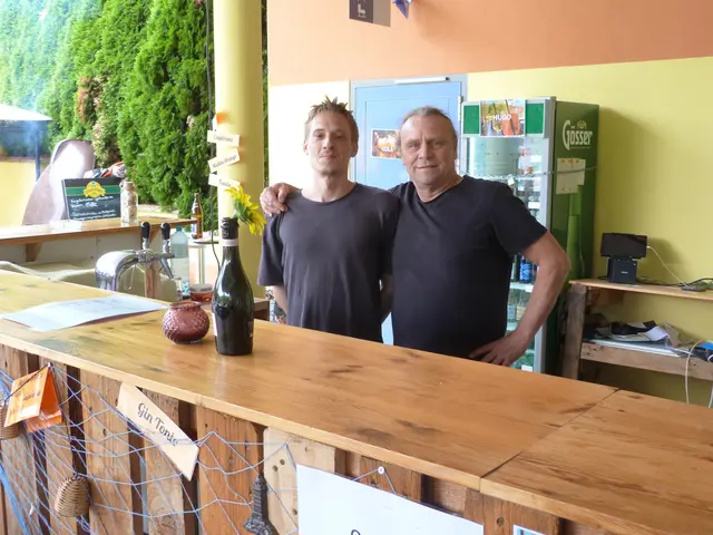 Mitarbeiter Patrick und Seekantinen-Pächter Kurt Hofer kümmerten sich dennoch gerne um die Gäste.  | Foto: Vanessa Wittmann